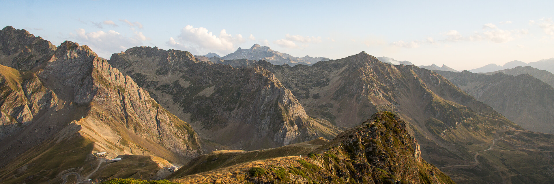 Crêtes des Pyrénées autour du col du Tourmalet, dans une lumière dorée