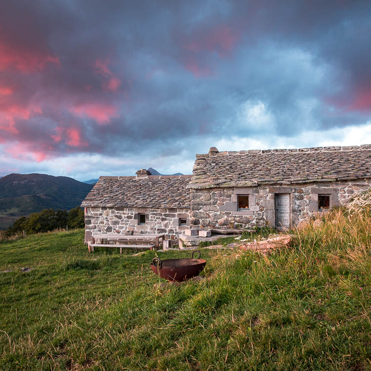 Le buron de la Chambe au couchant, monts du Cantal