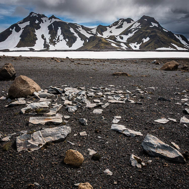 Dalles de rhyolite sur le sable noir, Landmannalaugar